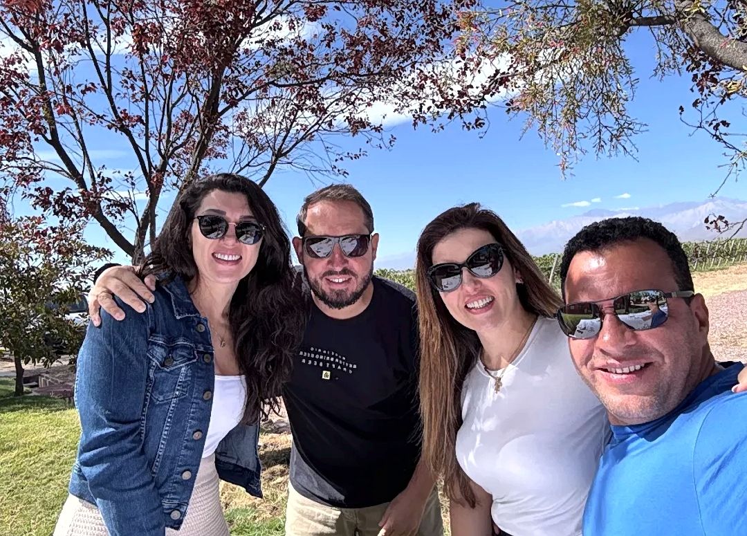 Viajeras entre viñedos con la cordillera nevada de fondo