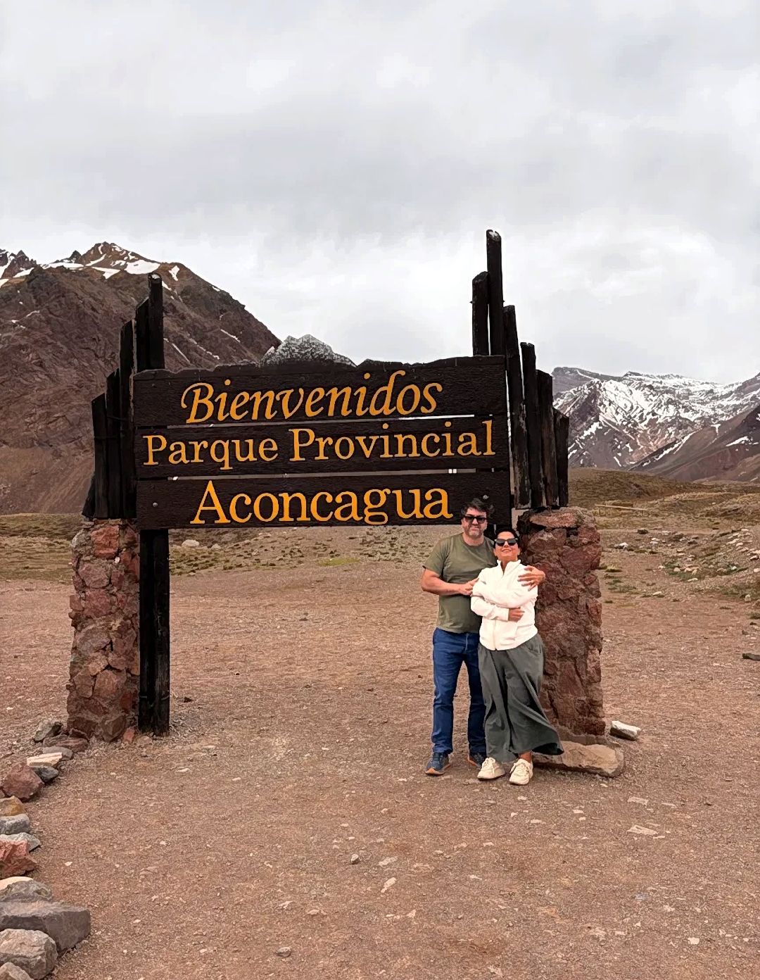 Viajeros de Global Mendoza junto a Alejandro Vigil con vinos de El Enemigo